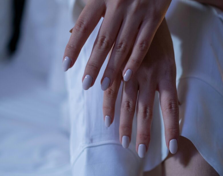 manicure, pedicure, nail shapes, nail colors, nail palettes, nail salon, nails tutorial, nail tutorial, best nail shape, oval nails, almond nails, french nails, luxury nails, vip nails, star nails, celebrity nails, diamond nails, hollywood nails, pro nails, lovely nails
